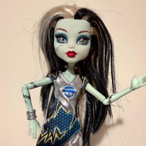 Monster High Frankie Stein Stylish Doll - Picture 4 of 4